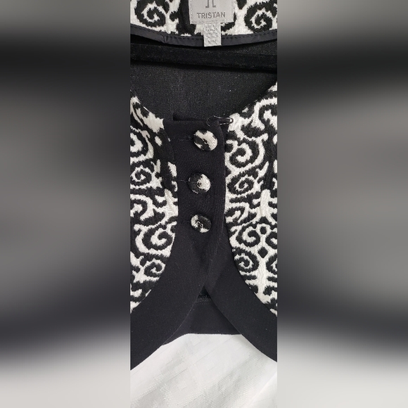 Back and white, caped sleve - Picture 4 of 4